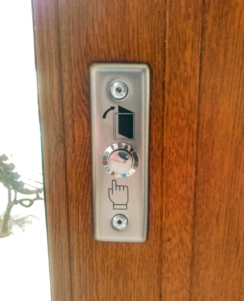 Вътрешен бутон за изход при заключена входна врата